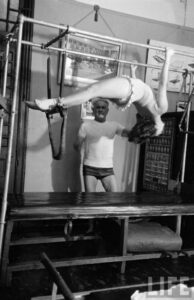 Cadillac-de-Pilates-en-1951.-Fotos-de-la-revista-life-194x300